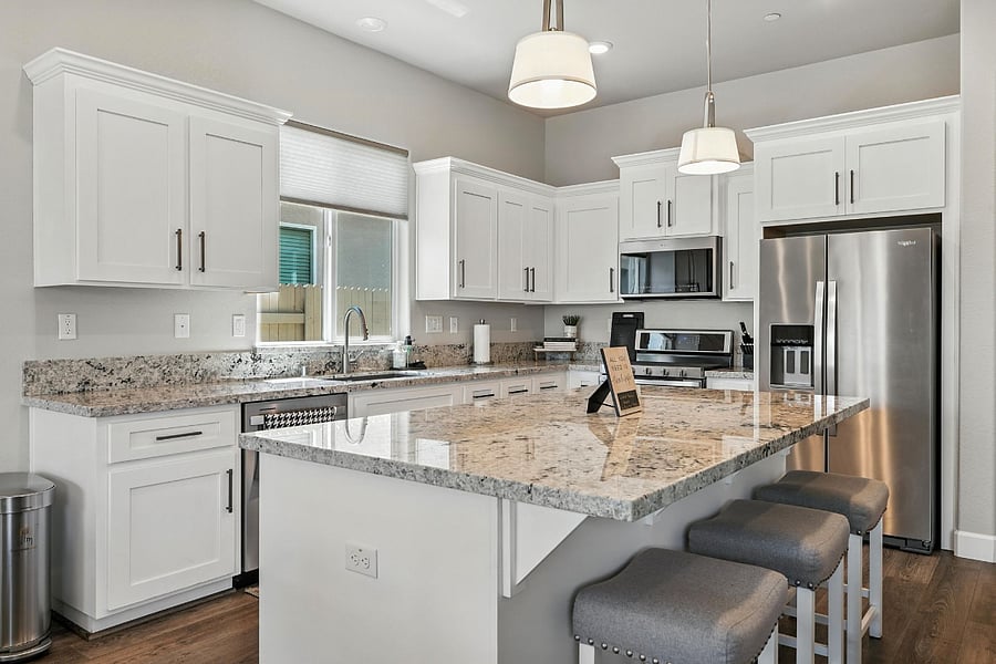 Kitchen - Island w/ bar top eating