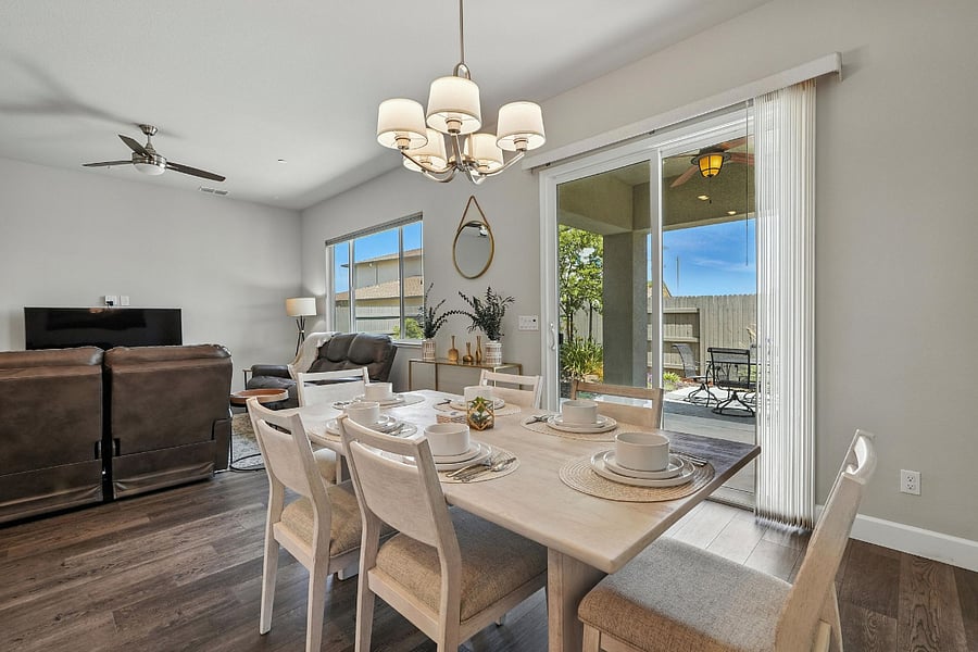 Dining Room (seats 6)