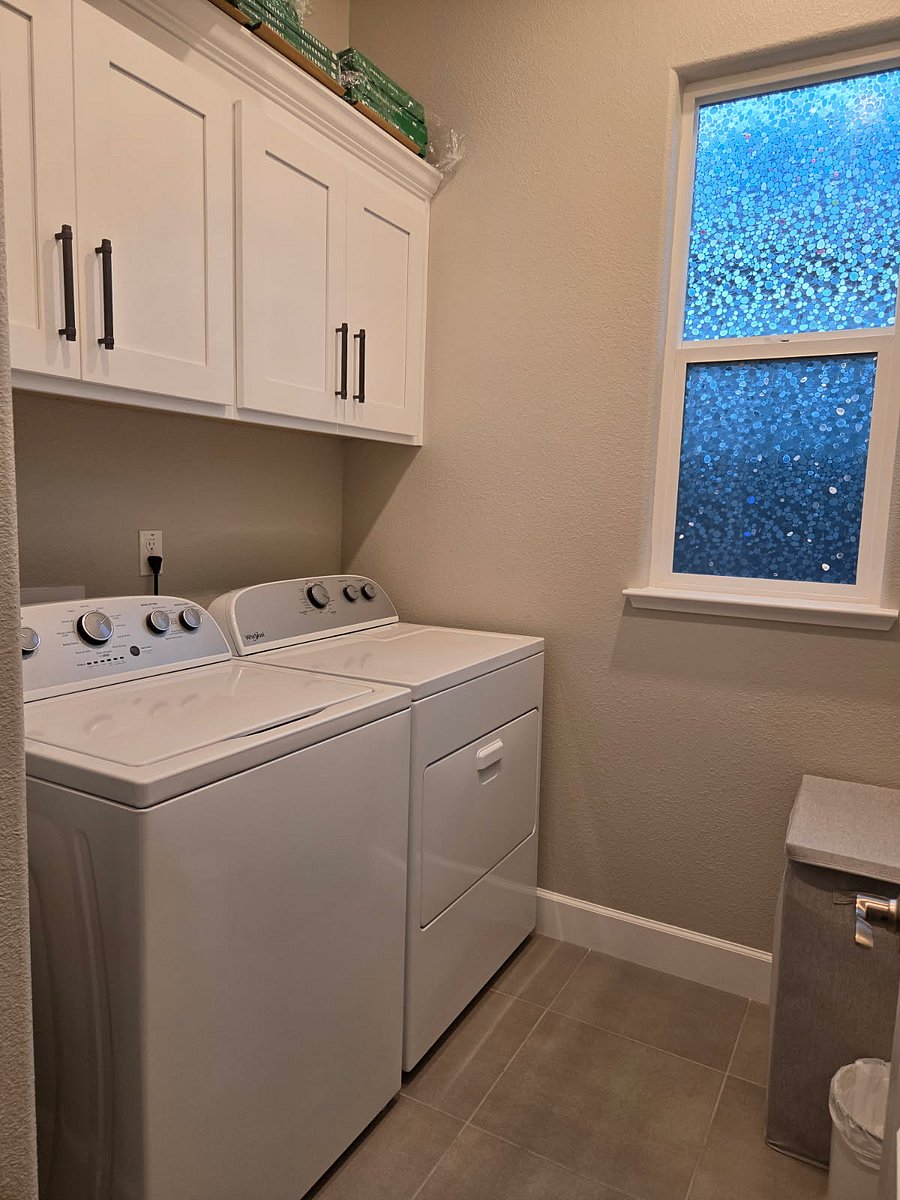 Laundry room (washer/dryer)