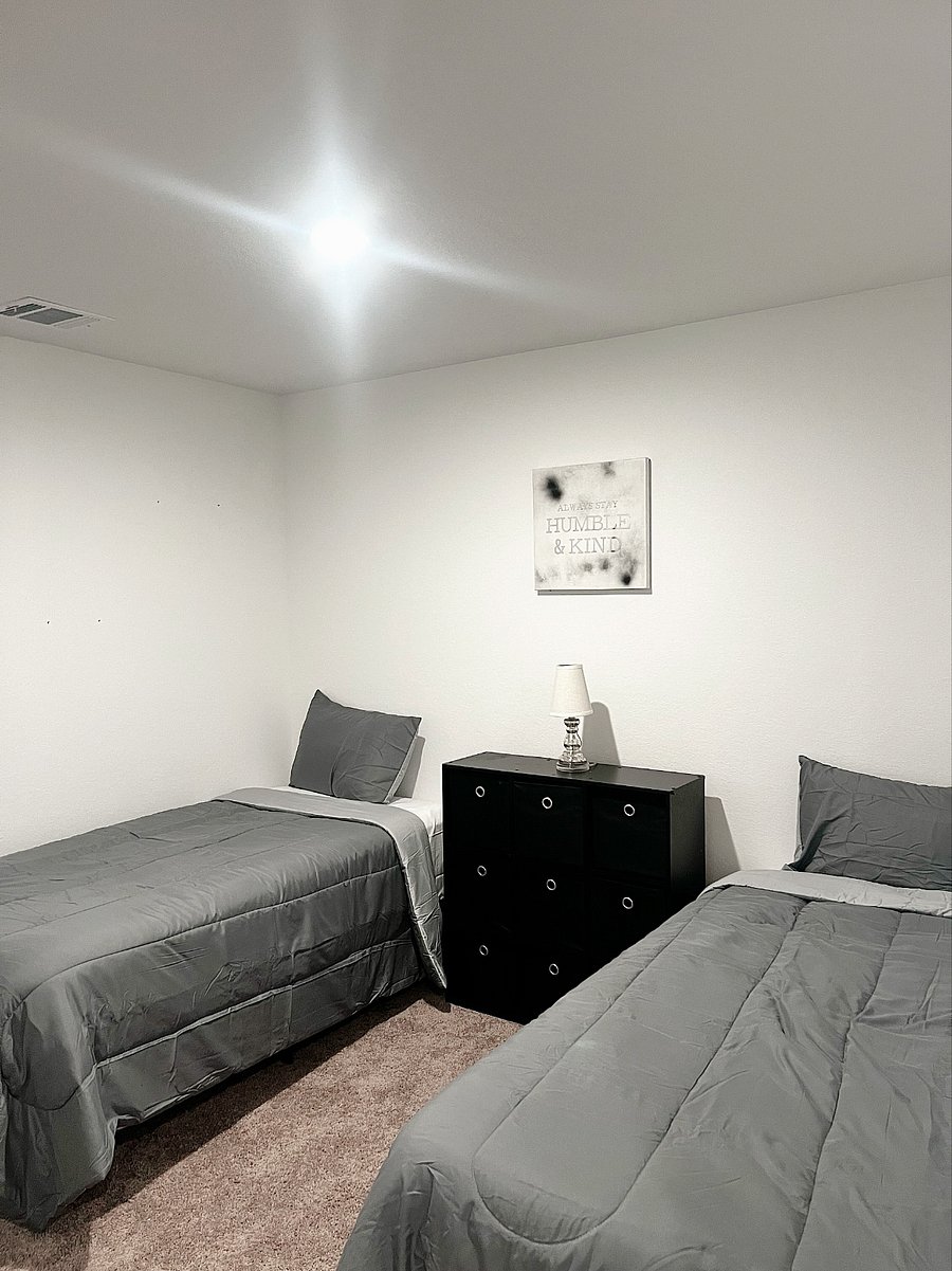 2nd bedroom- 2x twin beds