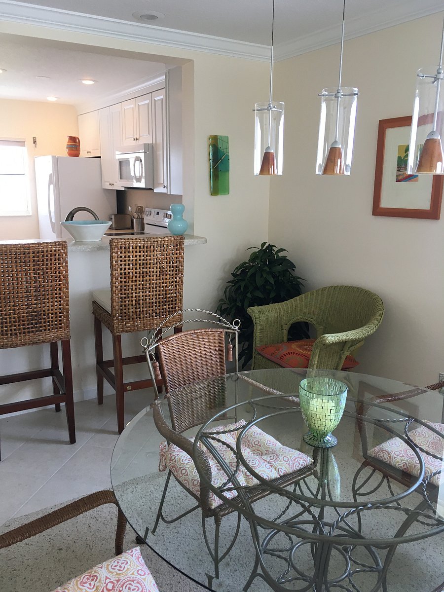 Kitchen counter - Dining area 
