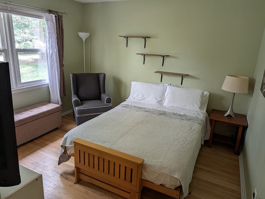 Second bedroom - TV has Roku with internet access (but no Xfinity cable access)