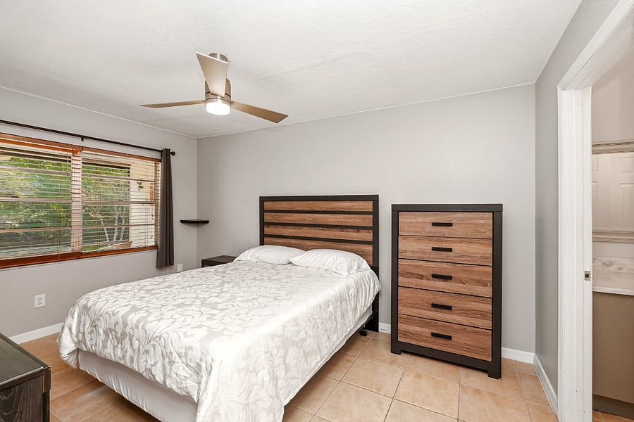 Master bedroom queen bed