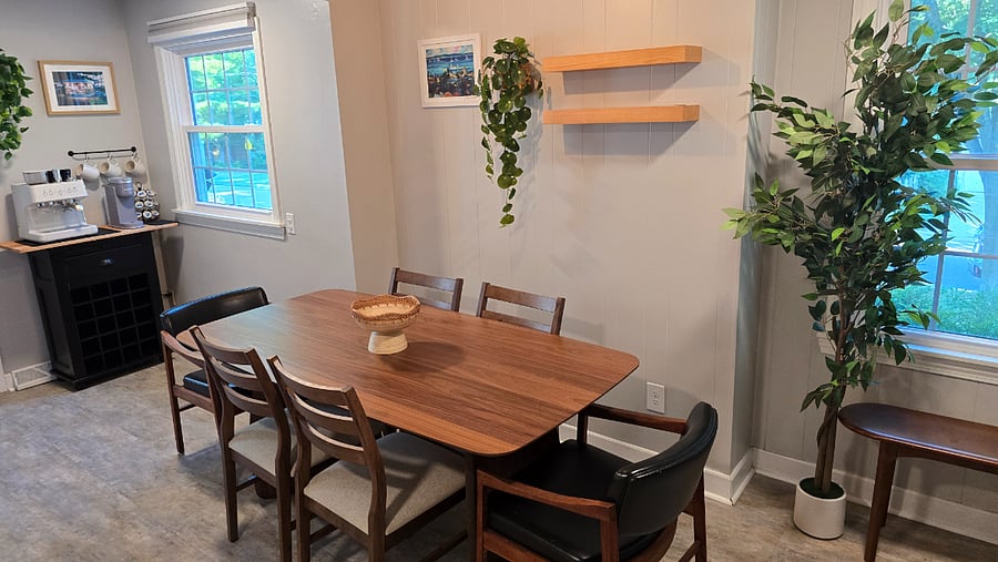Dining & Coffee Area