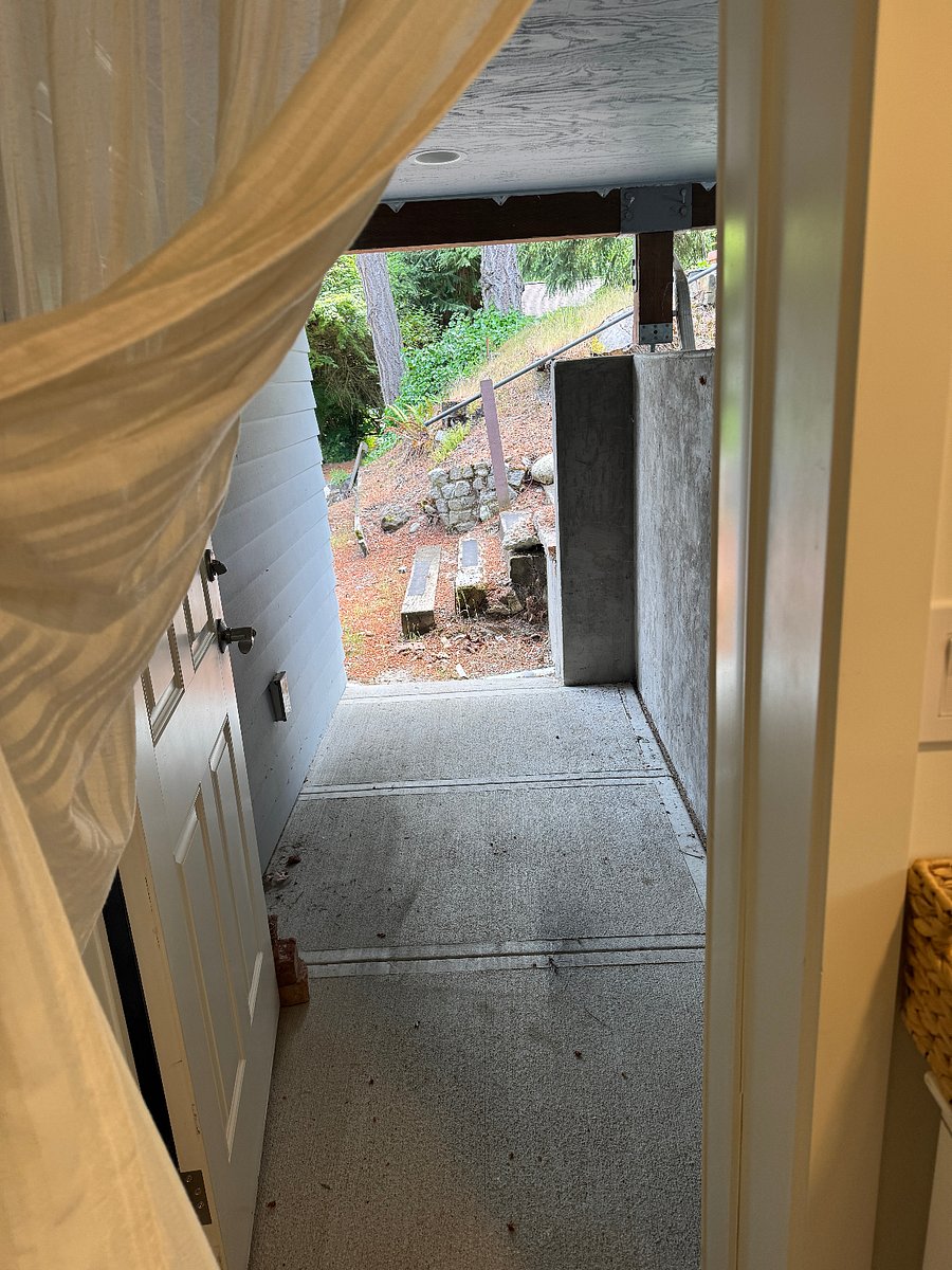 private entrance with porch light