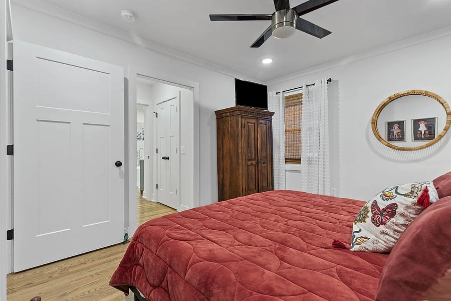 Main Bedroom with attached full bath and walk-in closet