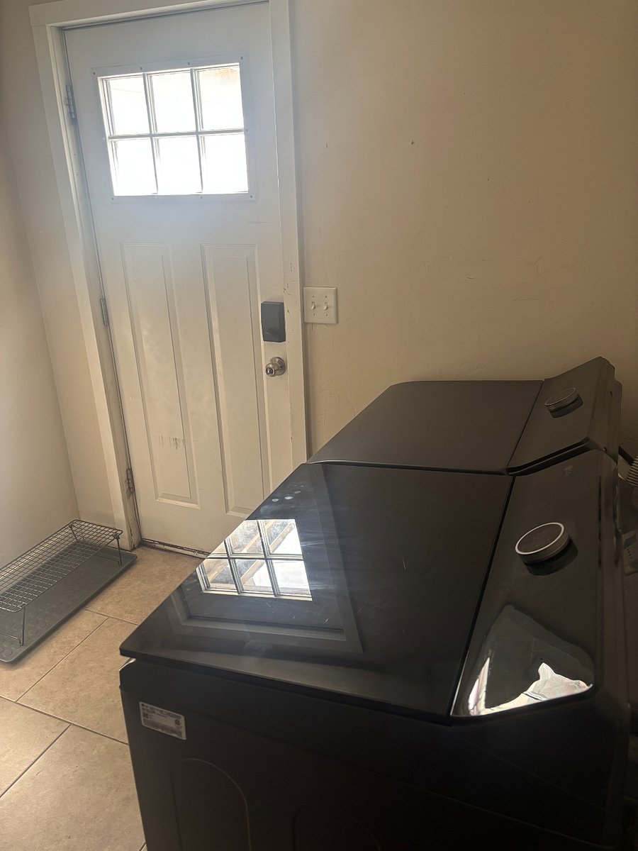 Private entrance with shared washer/dryer in mudroom right outside guesthouse door.