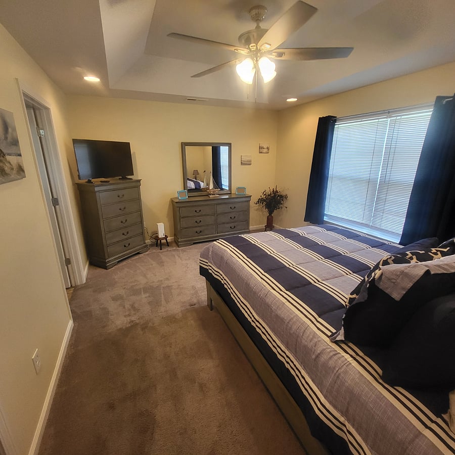 Bedroom 1
Queen Size Bedroom
Walk-in Closet
Private Bathroom