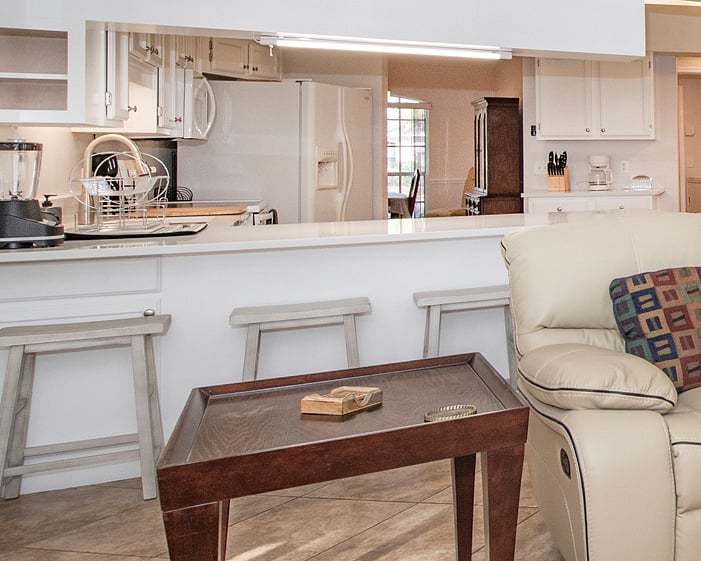 4-seat breakfast bar.