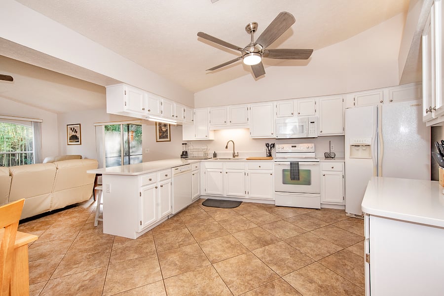 Fully equipped eat-in kitchen