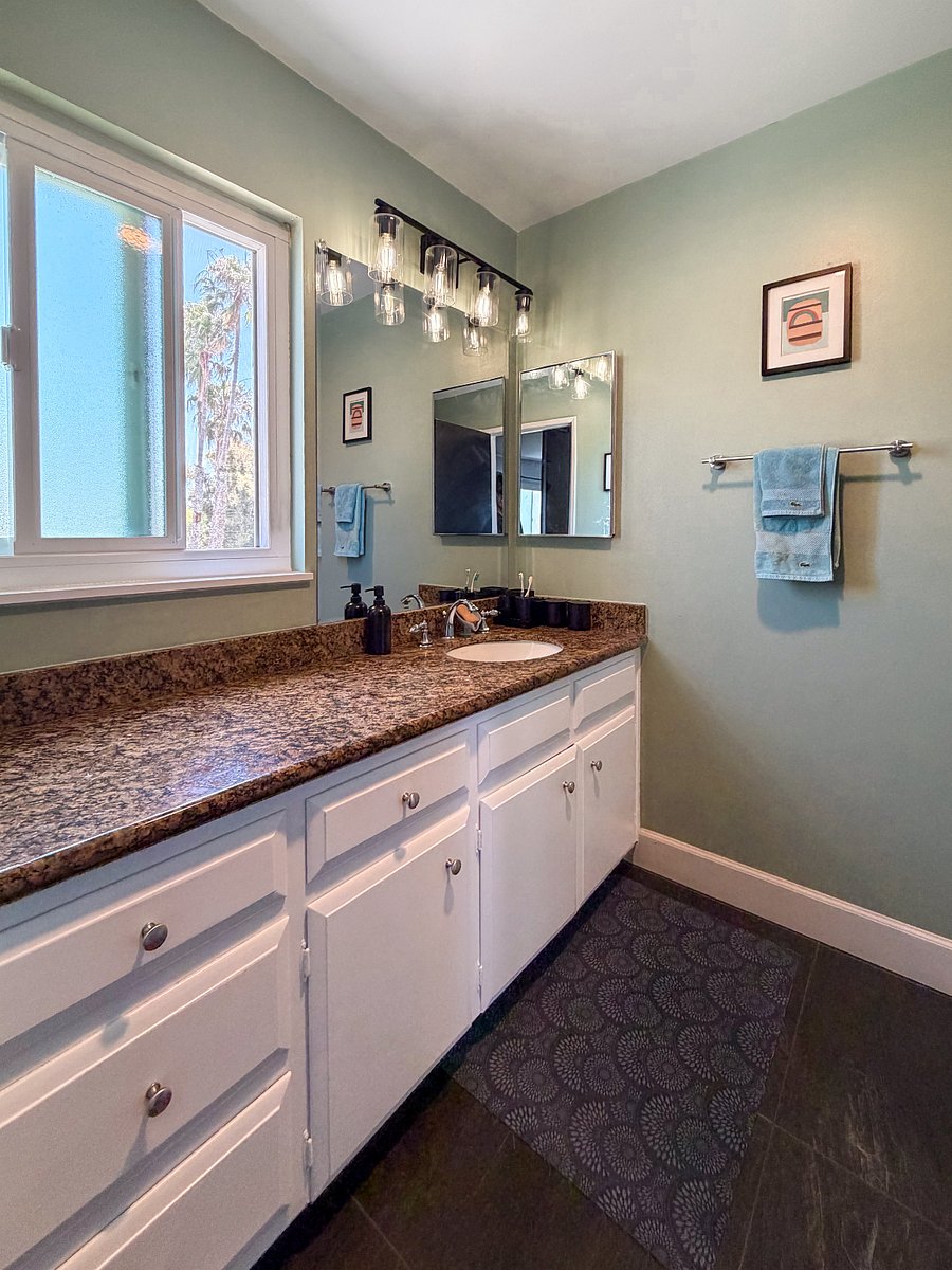 Primary bedroom bathroom