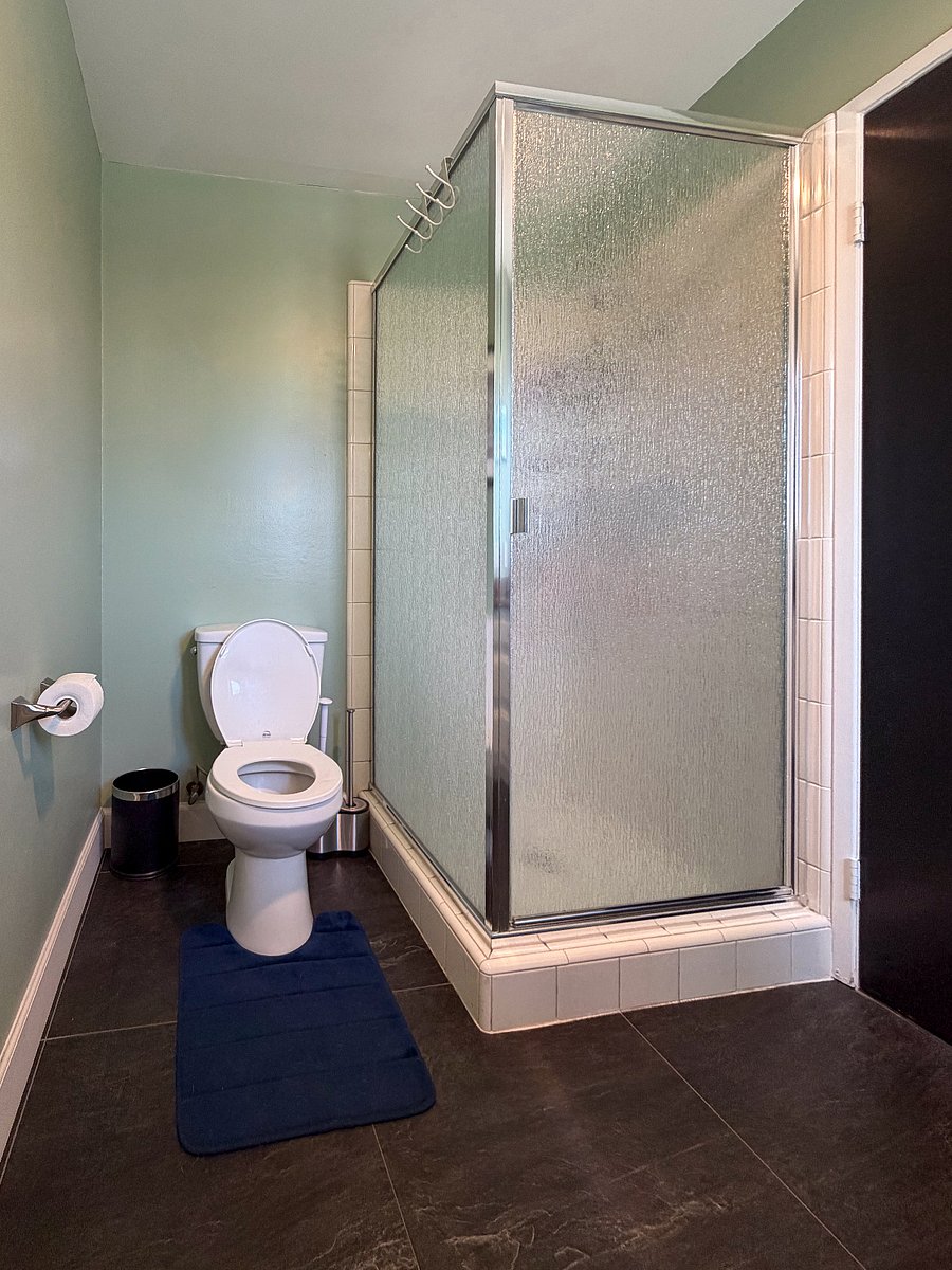 Primary bedroom bathroom