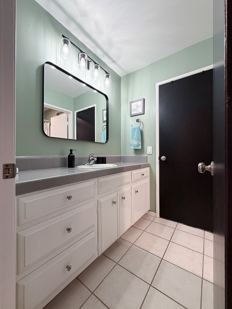 Guest bathroom (powder room)