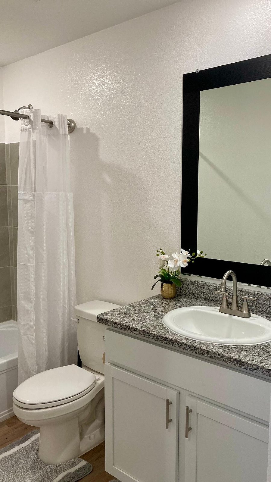 Guest Bathroom with complimentary toiletries!