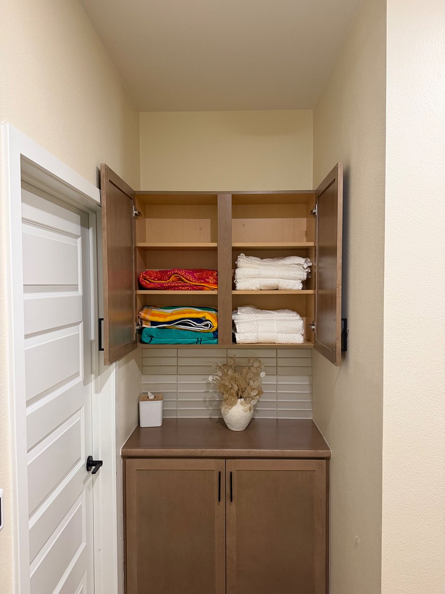 Laundry cabinet 