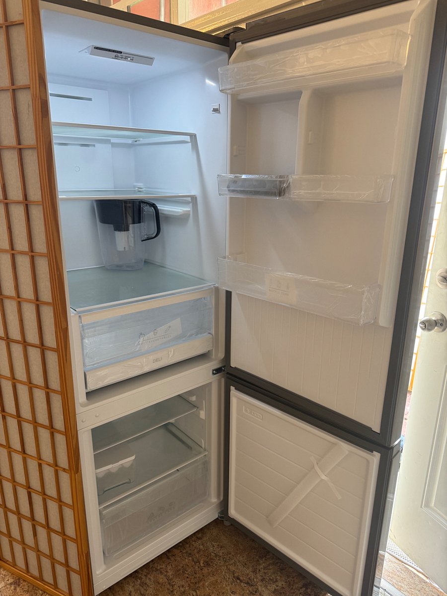 New refrigerator , freezer on the bottom 