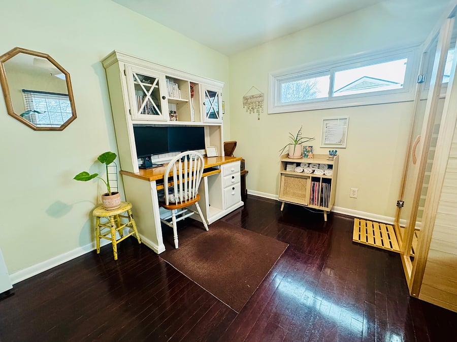 Bedroom 3: Bright, quiet dedicated workspace with desk, dual monitors, and natural light perfect for remote work or focused creative time. Plus a record player and vinyl collection to enjoy while you work or unwind.
Comfy office chair also available!