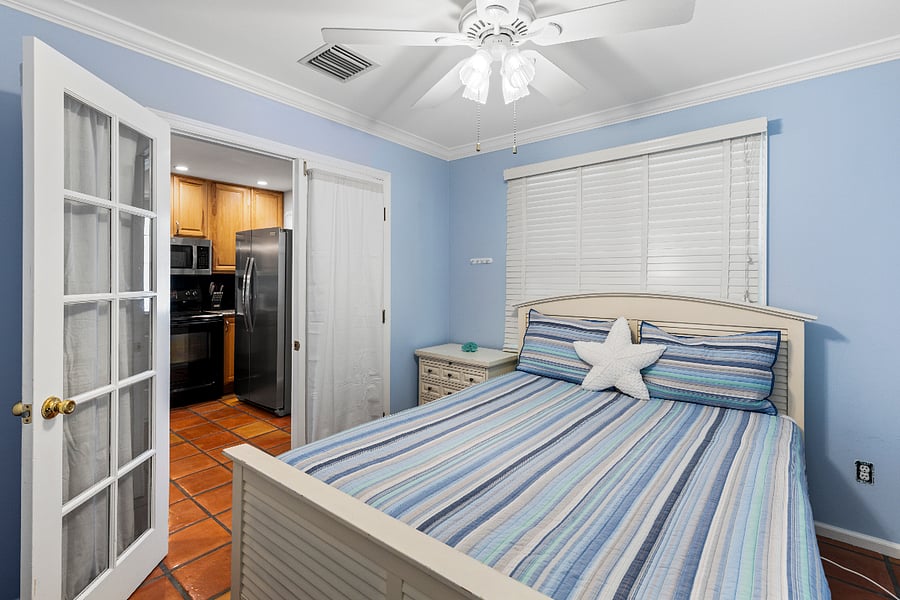 Queen Bed, Downstairs off kitchen