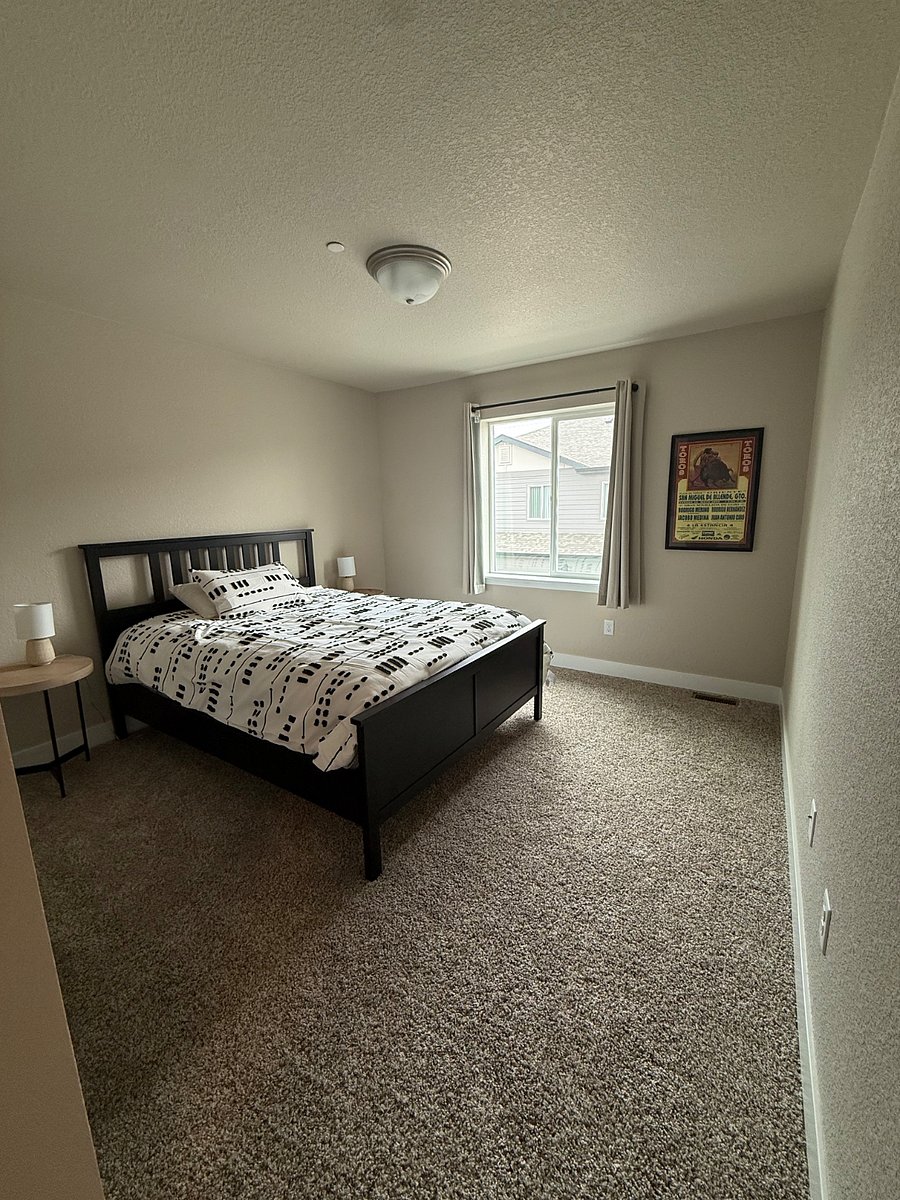 2nd bedroom with queen bed