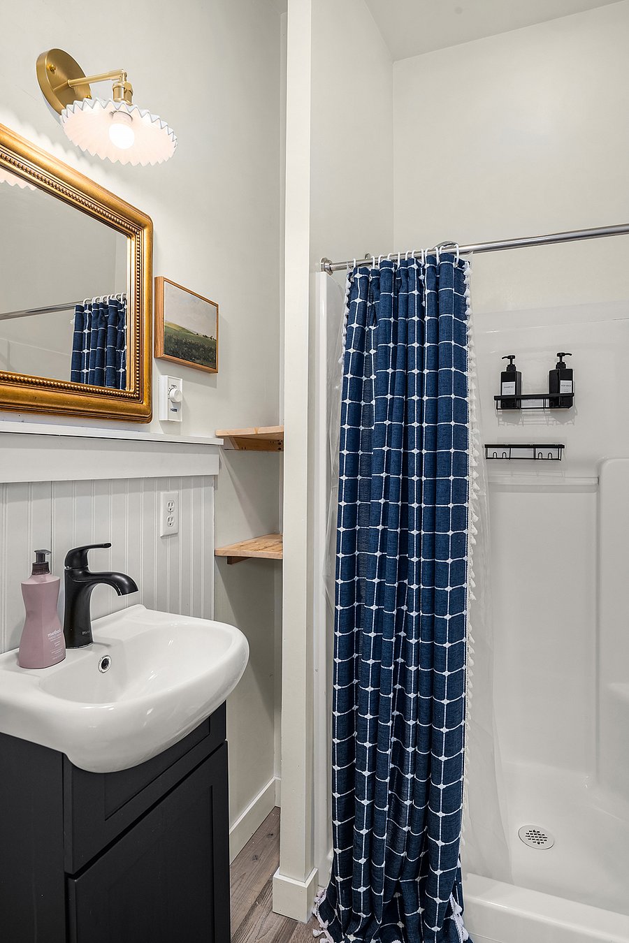 Secondary Bathroom w/ Shower