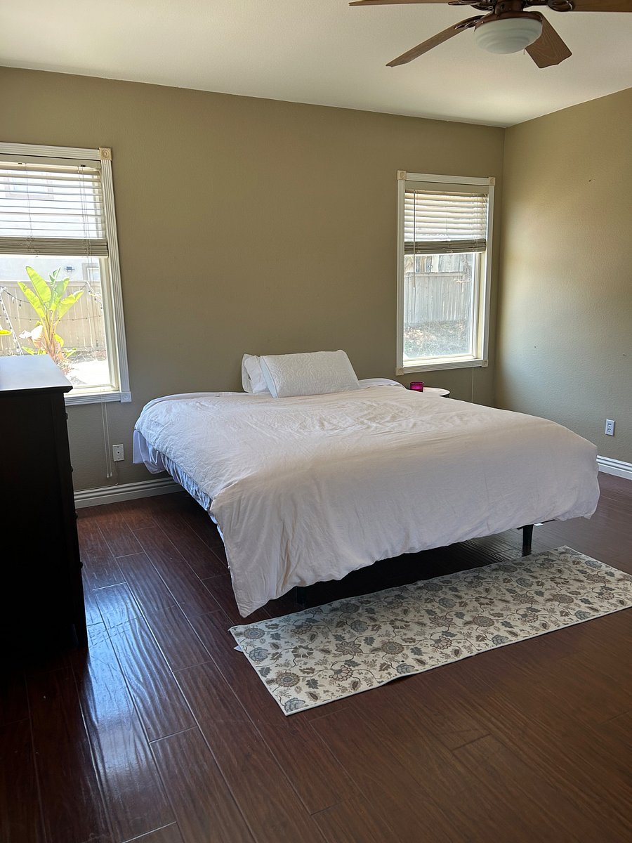 Master bed room : Cal King Bed