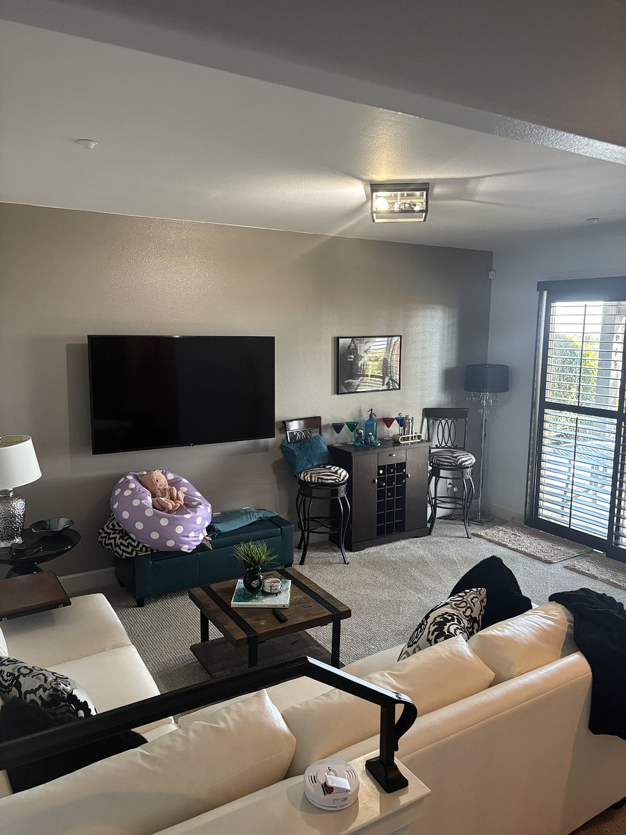Entertainment room downstairs with dry bar