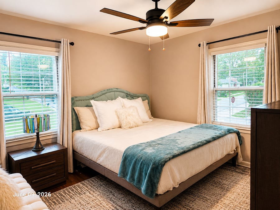 Relaxing King Suite with Adjustable Bed, Premium Bedding & Smart TV**