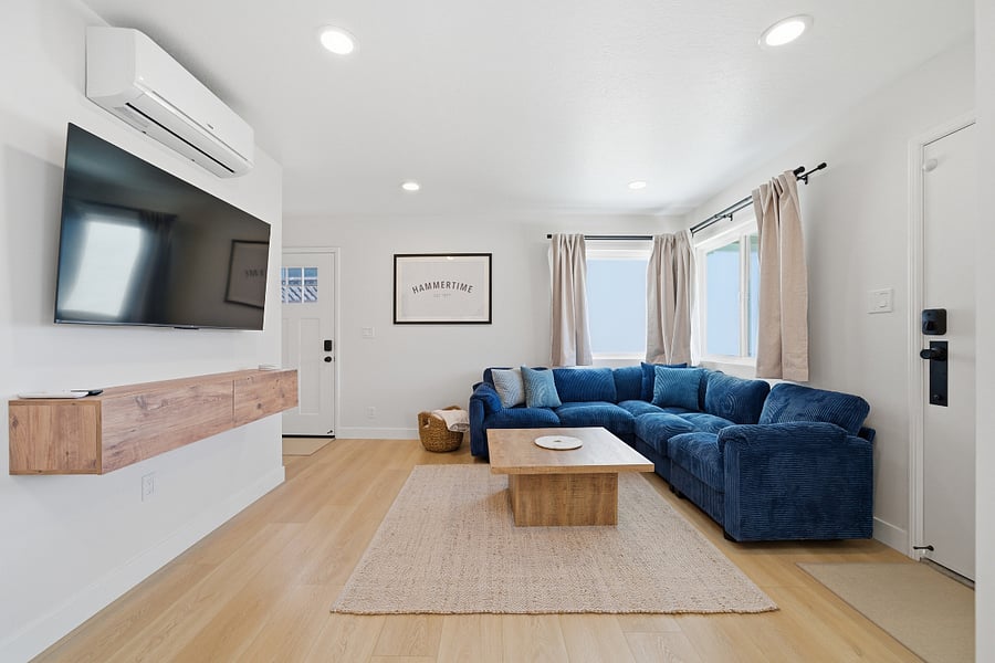 Spacious living room with Heating/ Air Conditioning, High Speed Internet and Smart TV