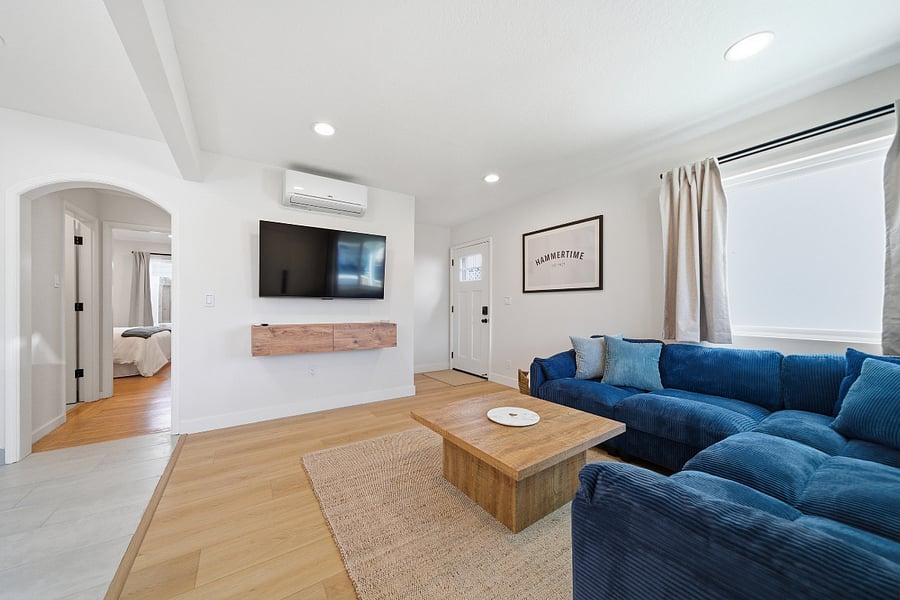 Spacious living room with Heating/ Air Conditioning, High Speed Internet and Smart TV