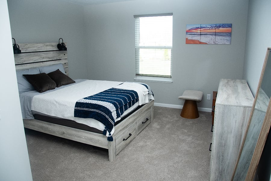 Rapha -A Single room upstairs $1050