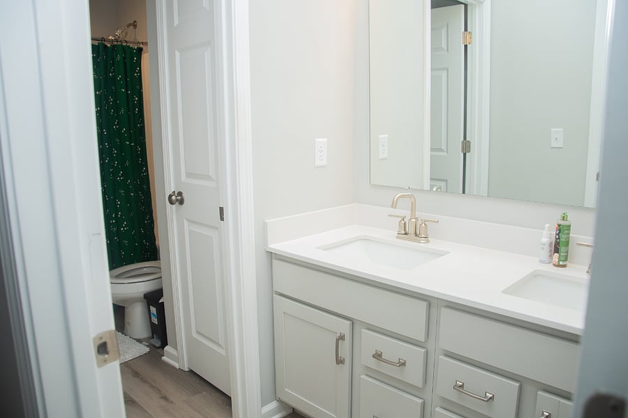 Shared bathroom upstairs for the s single room Limo and Rapha