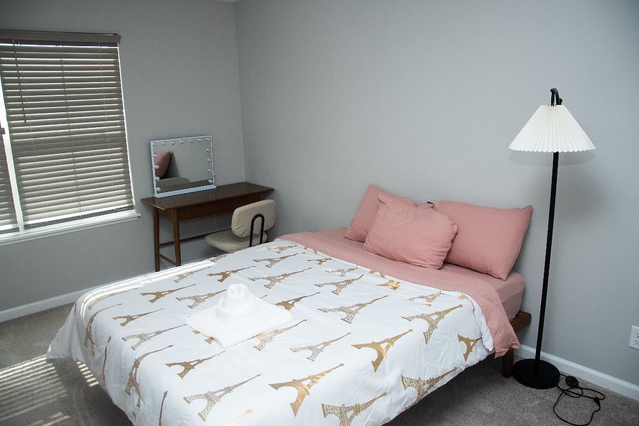 Limo Single room Upstairs $1050 monthly