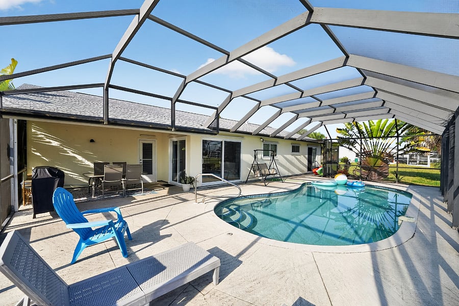 Heated  Pool,  Propane  Barbecue  &  Charcoal  Barbecue