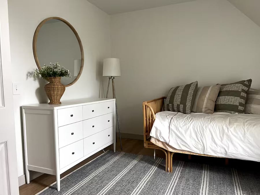 Kids bedroom w/ twin bed