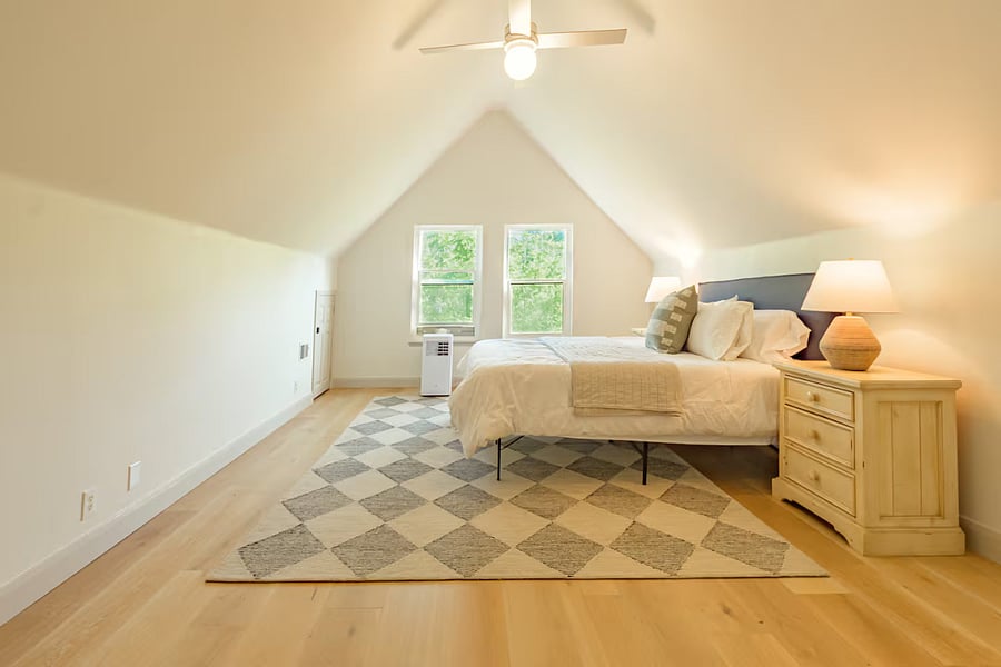 Guest room - King size bed w/ cot for children