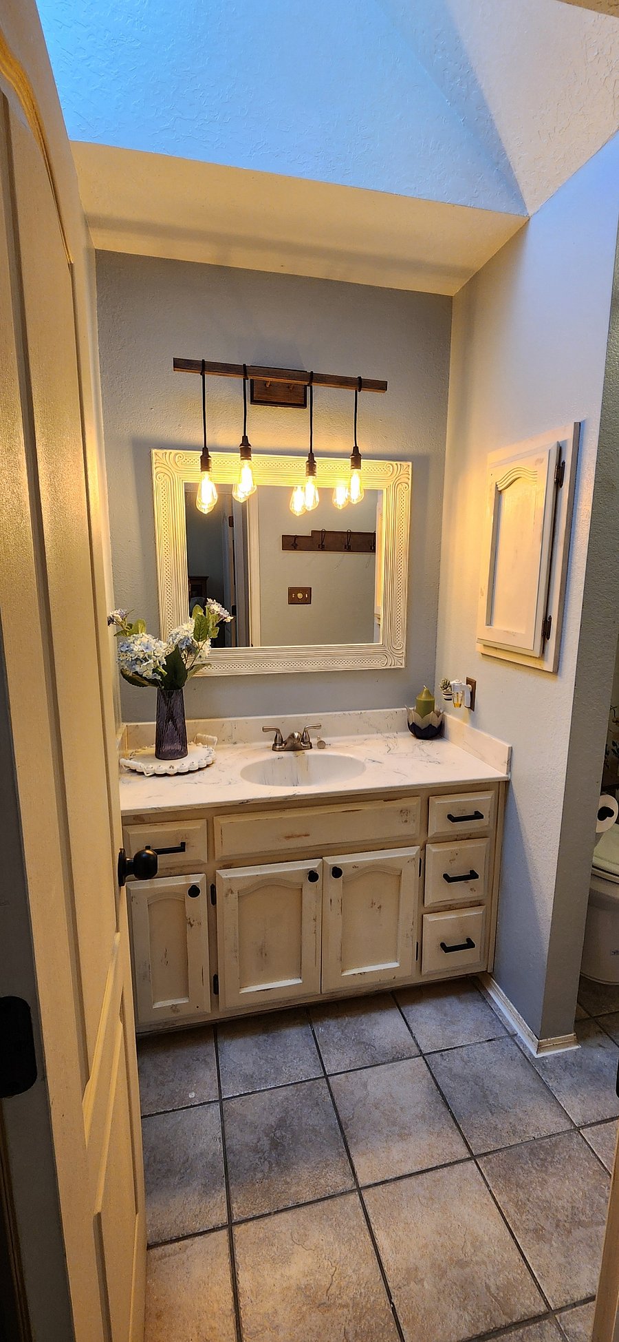 Upstairs Hall Bathroom