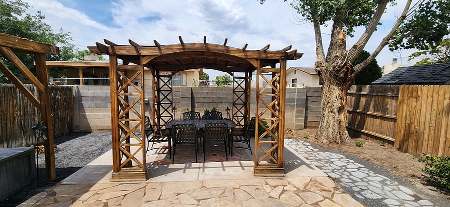 Outdoor table & Chairs eating area