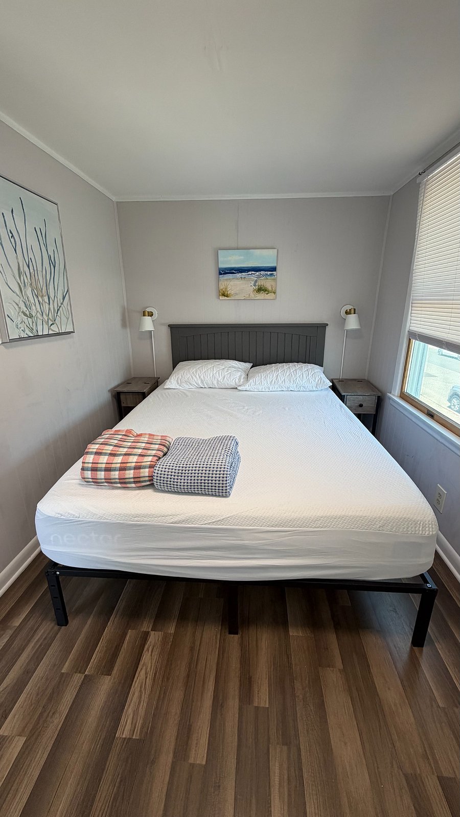Bedroom 1 - queen bed 