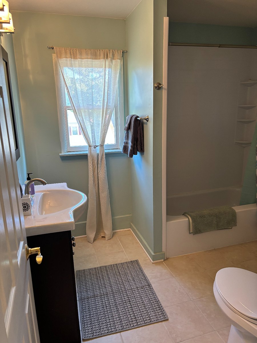 2nd floor full bathroom