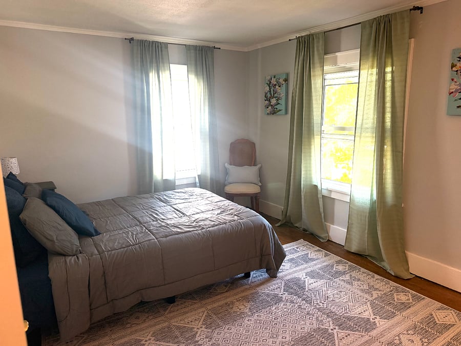 2nd floor bedroom features queen size adjustable bed