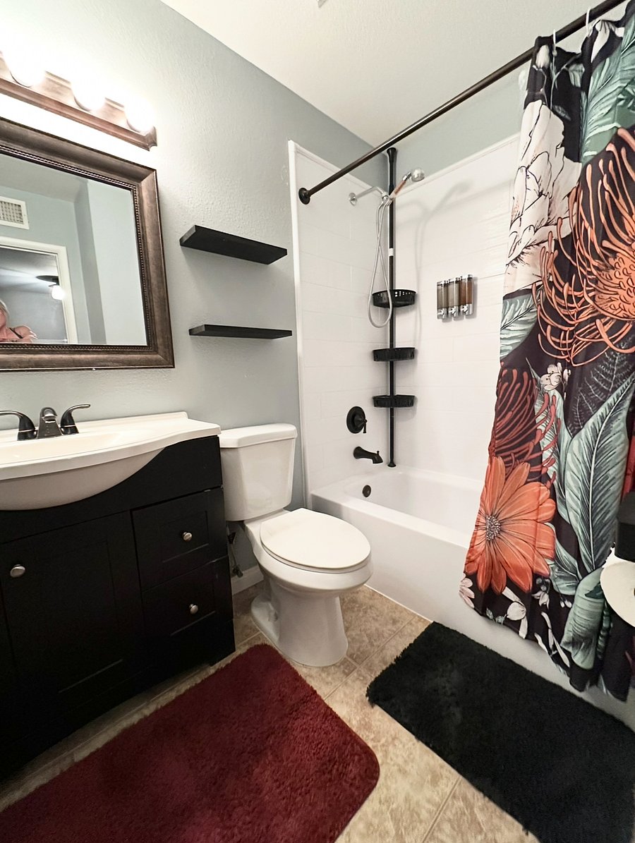 Upstairs full bathroom