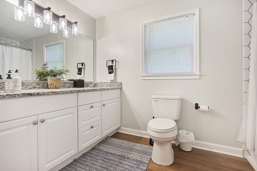 Features a tub/shower 