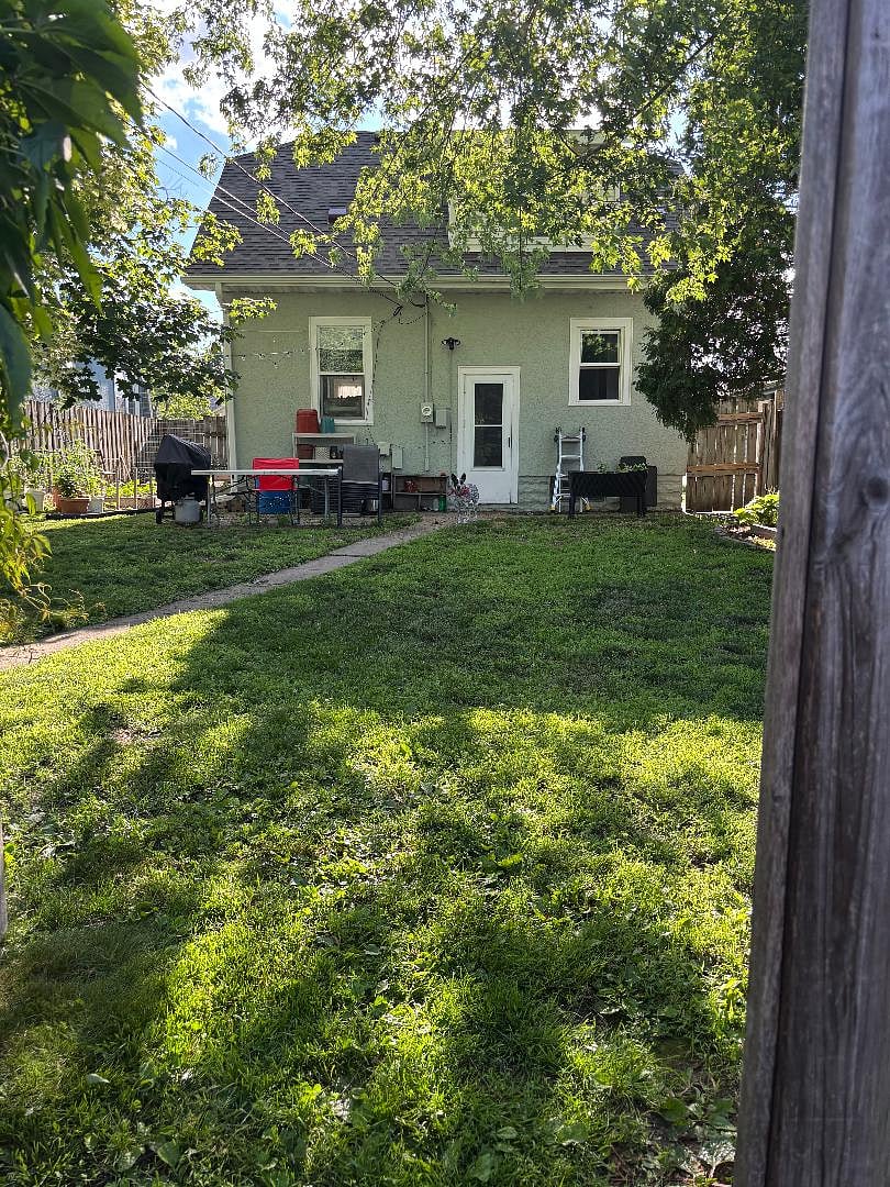 Back entrance/Tenet Entrance