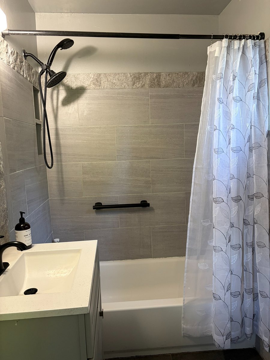 Bathroom with shower/tub