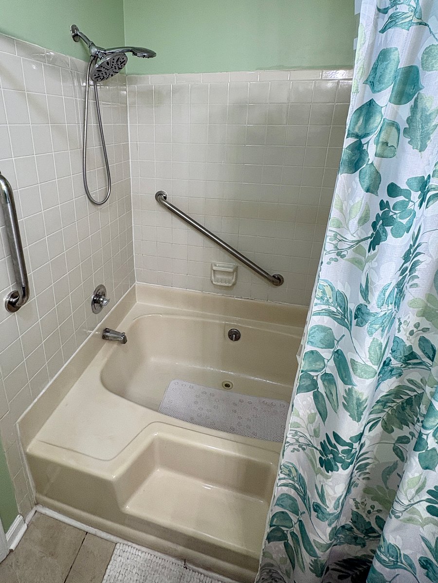 Large garden tub for soaking