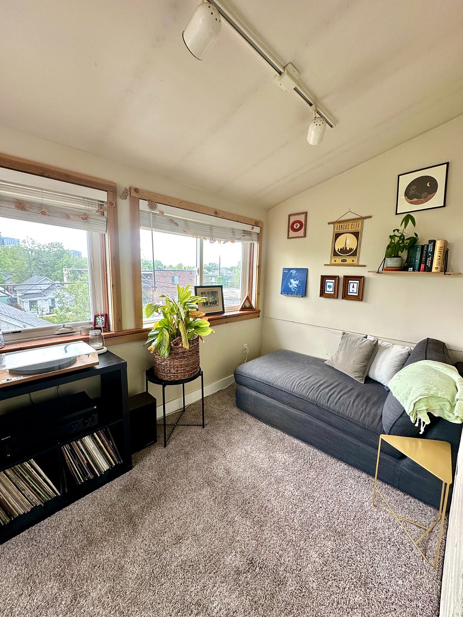Back sunroom (mountain view!), including record player