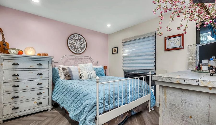 Queen bed with memory foam mattress