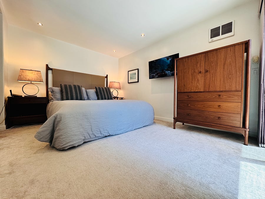 Bedroom 1 with Tempur-Pedic CalKing matress.