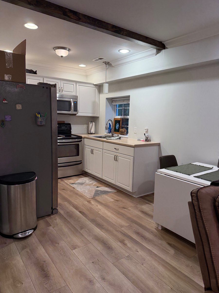 Kitchen area full size appliances 