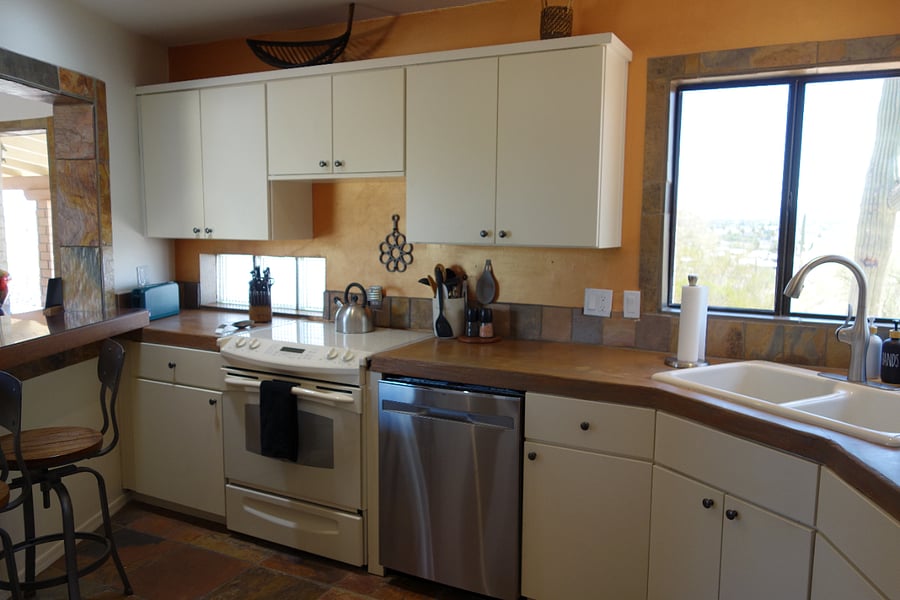 Fully equipped kitchen.